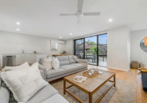 The Cove - modern townhouse near Flynns Beach